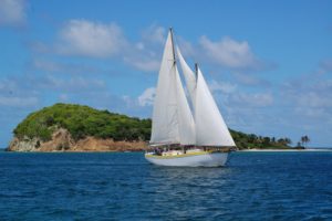 caribbean-schooner-sailing-grenadines-lg (800x532)
